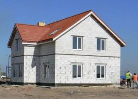 Преимущества и недостатки домов из пористого бетона