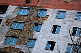 Причины разрушения фасада здания