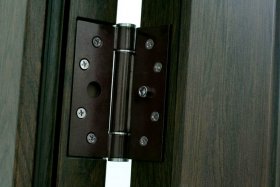 Почему скрипит входная металлическая дверь?